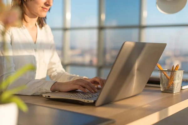 Kvinnliga teleworker textilen med laptop — Stockfoto