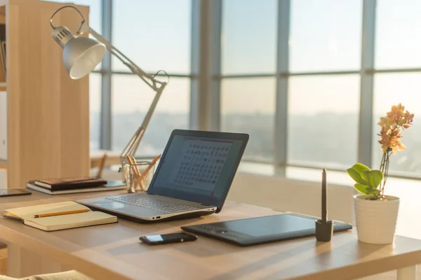 Estudio de trabajo con portátil — Foto de Stock