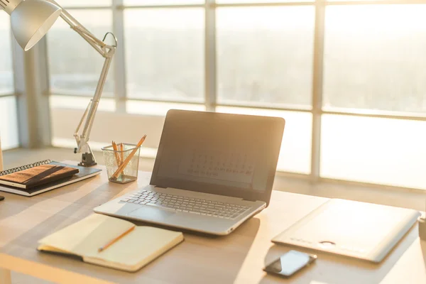 Studio werkplek met laptop — Stockfoto