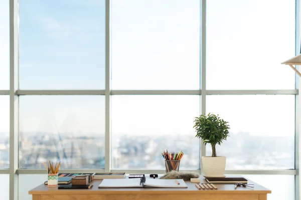 Vue latérale d'un espace de travail de peintre . — Photo