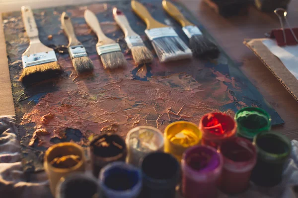 Old palette with oil paints and gouache — Stock Photo, Image