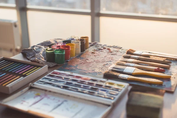 Palette mit Ölfarben und Gouache-Set. — Stockfoto