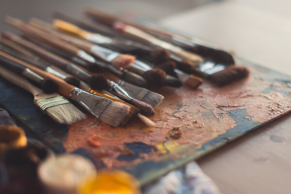 Коллекция кистей разного размера
  