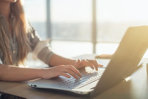 Female writer typing using laptop — Stock Photo, Image