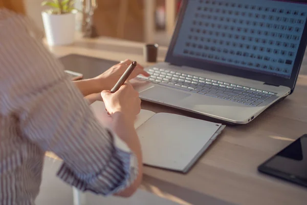 Designer femminile utilizzando il computer portatile — Foto Stock