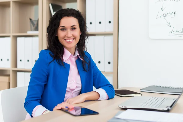 Portrait d'une femme assise au bureau — Photo