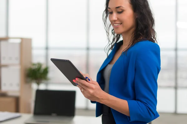 Affärskvinna på hennes arbetsplats med hjälp av Tablet PC — Stockfoto