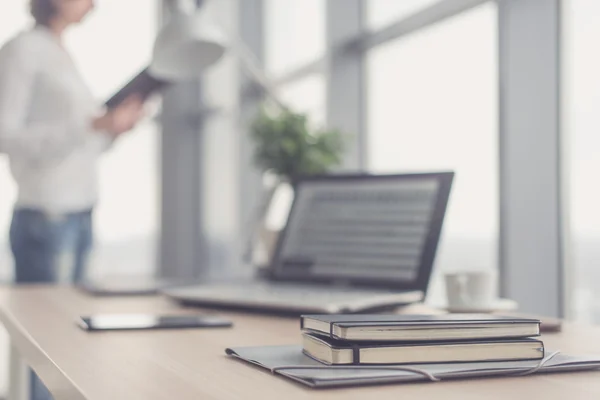 Laptop and on wood table. — Stock Photo, Image