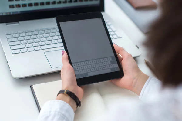 Frau nutzt digitales Tablet im Büro. — Stockfoto