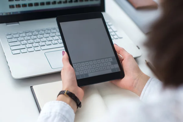 Ofiste dijital tablet kullanan kadın. — Stok fotoğraf