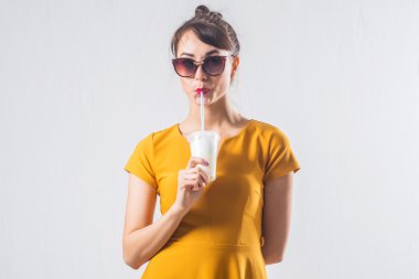  esmer model poz içki kokteyl 