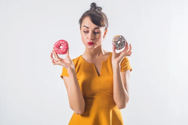 Joven modelo morena divertida con rosquillas — Foto de Stock