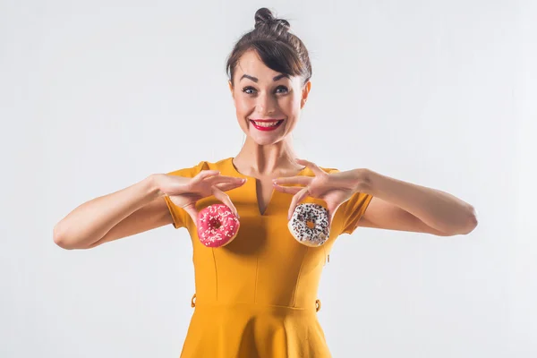 Jonge grappige brunette model met donuts — Stockfoto