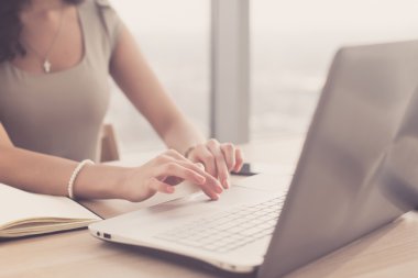 Yakın çekim portre tarama bir ofis çalışanı 