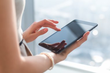  tablet bilgisayar ile çalışan eller. 