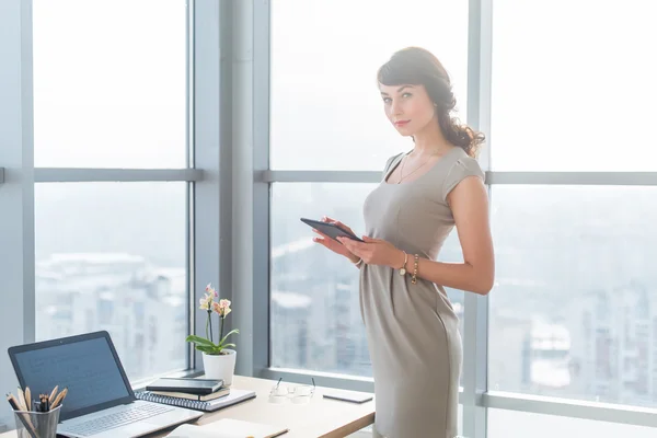 Femme chef de bureau en portant une robe — Photo