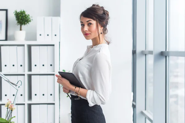 Jonge mooie zakenvrouw met behulp van Tablet PC — Stockfoto