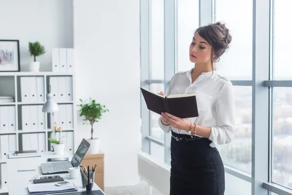 Lavoro d'ufficio femminile — Foto Stock