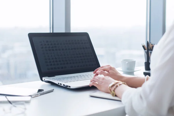 Aantrekkelijke vrouwelijke assistent werken — Stockfoto