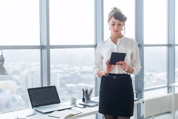 Female office worker using apps — Stock Photo, Image