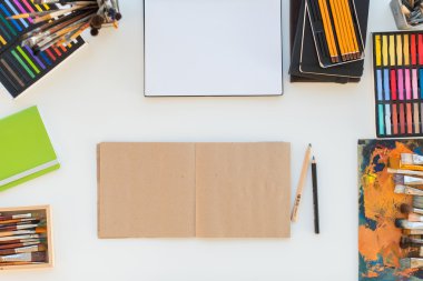 Sipariş yan görünüm işyerinde ressam. 