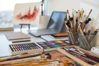 Sipariş yan görünüm işyerinde ressam.