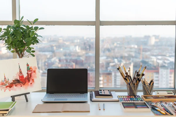 Pittore posto di lavoro in ordine vista laterale . — Foto Stock