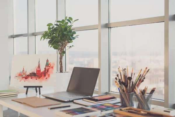 Peintre lieu de travail dans l'ordre vue latérale . — Photo