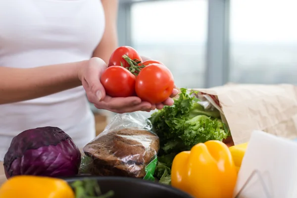 Las manos femeninas de un cocinero caucásico — Foto de Stock