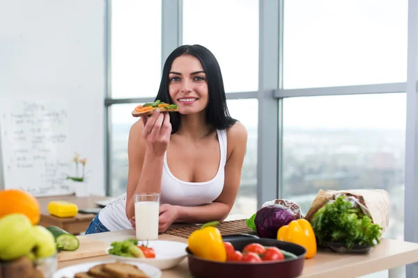 Mujer de pie en la cocina — Foto de Stock