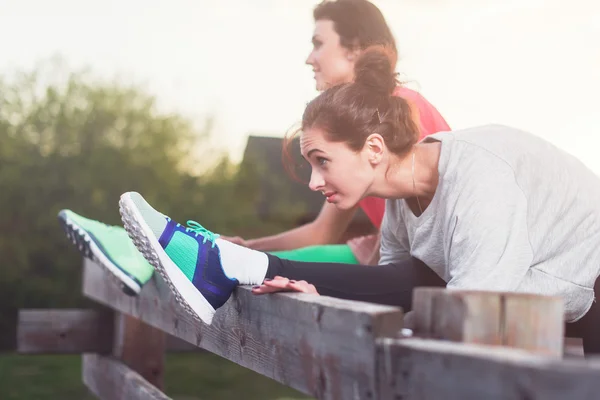 Donne che lavorano stiramento muscoli delle gambe — Foto Stock