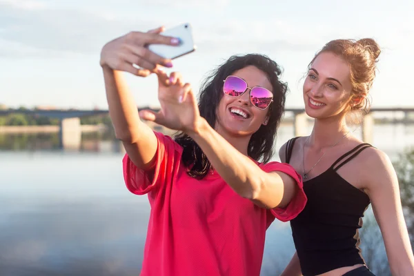 Mujeres tomando fotos de sí misma —  Fotos de Stock