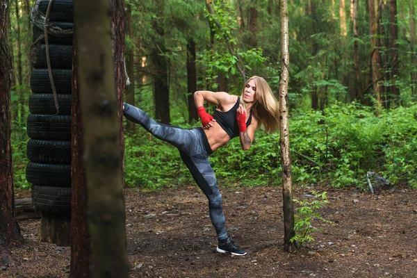 Vältränad tjej slå höga ben side kick att arbeta — Stockfoto