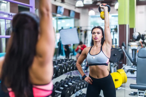 Mulher fitness fazendo exercício — Fotografia de Stock