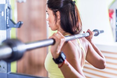 Uygun kadının hiç bir şey yapması 