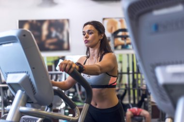 spor salonunda egzersiz kadın