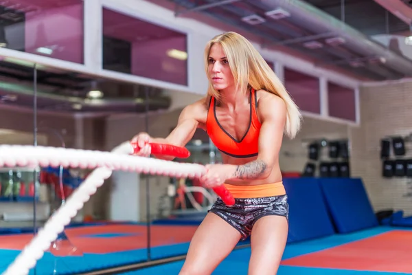 Fit vrouw op de training van de gymnastiek. — Stockfoto