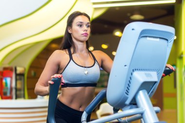 spor salonunda egzersiz kadın