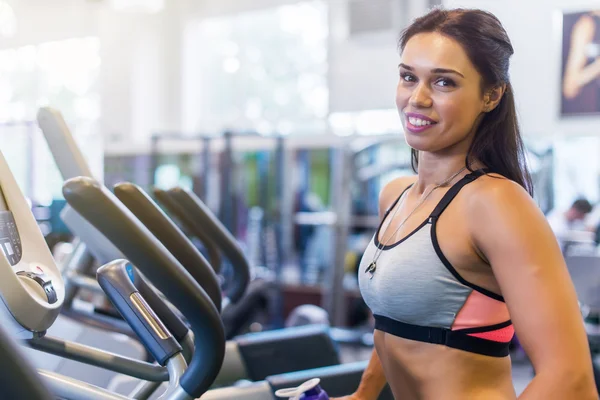 Fit vrouw doen oefening — Stockfoto