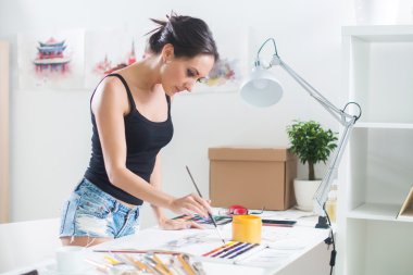 işyerinde mutlu sanatçı