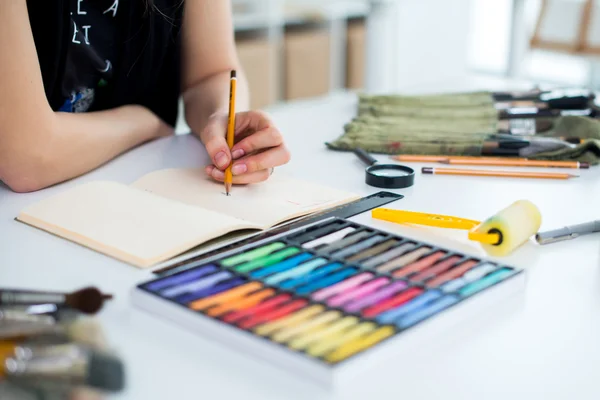 Vrouwelijke schilder ontwerp tekenen op schetsboek — Stockfoto