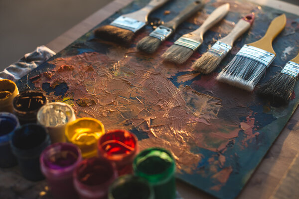 старая палитра с масляными красками и гуашью
