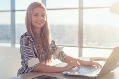 İçişleri Bakanlığı 'nda çalışan kadın.