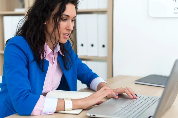 Femme d'affaires sur son lieu de travail — Photo