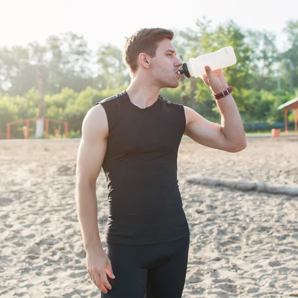 Atletik uygun adam içme suyu — Stok fotoğraf