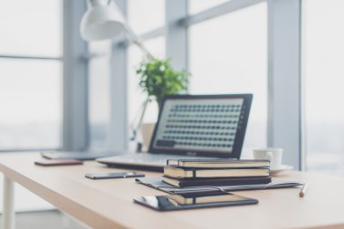 Ofis işyeri dizüstü bilgisayar ile 