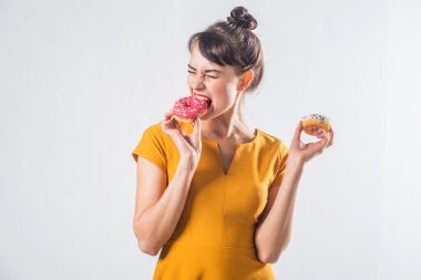 Genç komik esmer modeli 