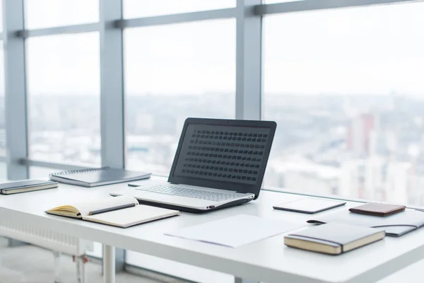 Lugar de trabajo con portátil portátil — Foto de Stock