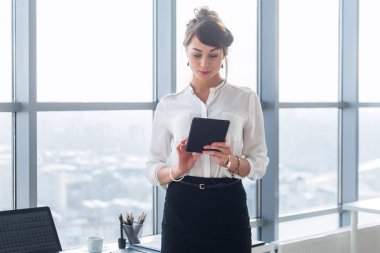  genç kadın ofis çalışanı