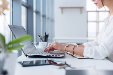 Yan görünüm ev-ofis içinde çalışan kadın portresi